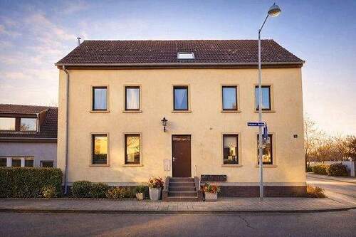 Hausansicht - ZWEIRAUM-EIGENTUMSWOHNUNG MIT KLEINEM INNENHOF