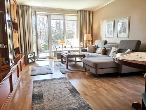 Wohnzimmer - Schmuckstück: Attraktive 3 Zi.-ETW mit kl. Garten und TG-Stellplatz