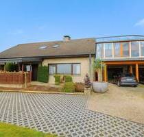 Wohnen. Leben. Glücklich sein. - Großzügiges Ein-Zweifamilienhaus mit Gartenidylle in Viersen