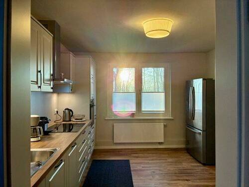 Küche mit Side-by-Side-Kühlschrank - 