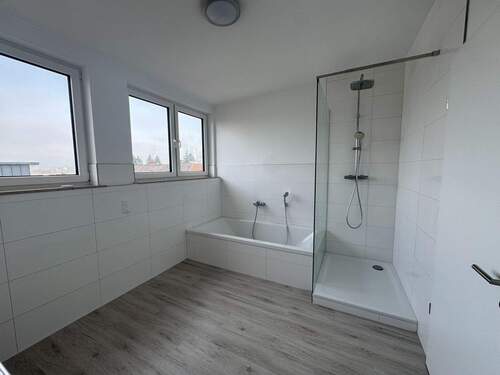 Tageslichtbad mit Dusche und Badewanne - 