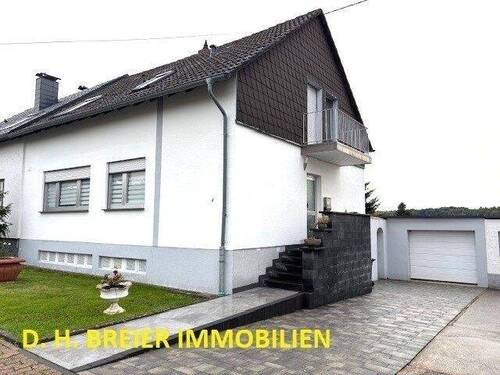 Seitenansicht und Garage - FAMILIENGERECHTES HAUS MIT GARTEN IN TRAUMLAGE VON 66773 SCHWALBACH-SPRENGEN