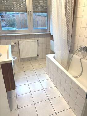 Bad mit Wanne im Erdgeschoss - 