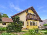 Hausansicht vom Garten - Familienfreundliches Zweifamilienhaus mit viel Platz in beliebter Stadtrandlage