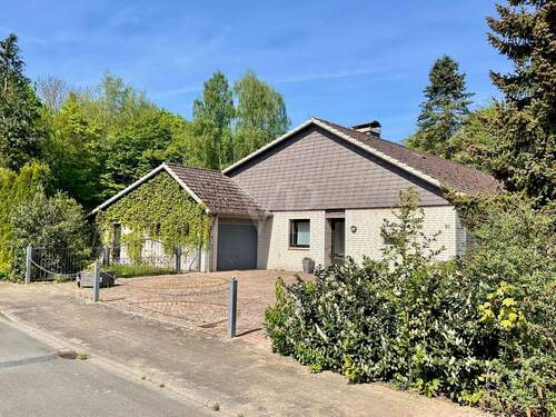 Außenansicht Einfahrt - Einfamilienhaus mit 242,00 m² in Lüchow zum Kaufen