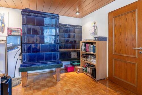 EG - Wohnzimmer mit Kachelofen - 