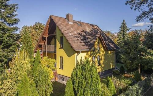 Blick auf das Haus - Charmantes und energieeffizientes Einfamilienhaus mit Einliegerwohnung in zentraler und ruhiger Lage