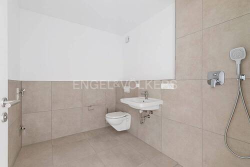 Großzügiges Duschbad mit aktiver Entlüftungsanlage - 