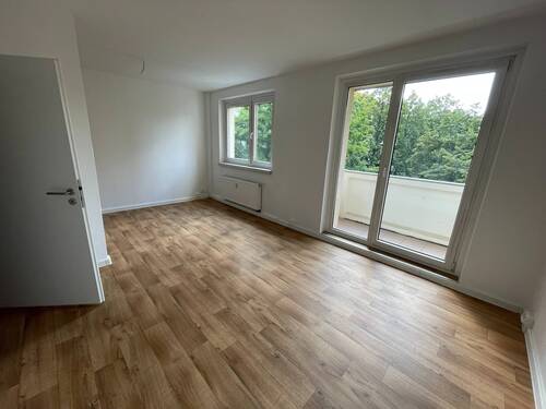 Wohnzimmer mit Balkon - 3 Zimmer Etagenwohnung zur Miete in Merseburg