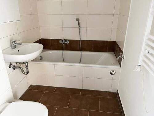 Bad mit Wanne - 4 Zimmer Etagenwohnung in Oschersleben