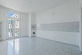 eine große Wohnküche mit Balkon - 