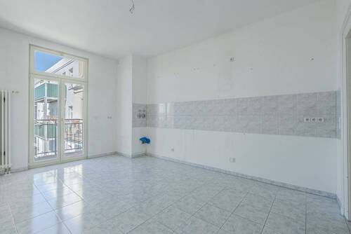 eine große Wohnküche mit Balkon - 