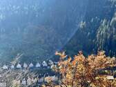 herbstlicher Blick von der Burg aufs Haus - 