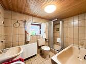Bad samt Badewanne und Dusche - 