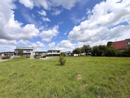 Blick auf Bauplatz - 6 Zimmer Doppelhaushälfte zum Kaufen in Gärtringen