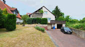 Hausfront mit Doppelgarage - 