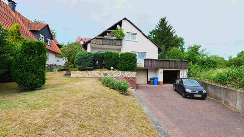 Hausfront mit Doppelgarage - 