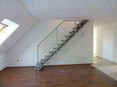 Wohnzimmer mit Treppe - 3 Zimmer Etagenwohnung zur Miete in Wolfenbüttel
