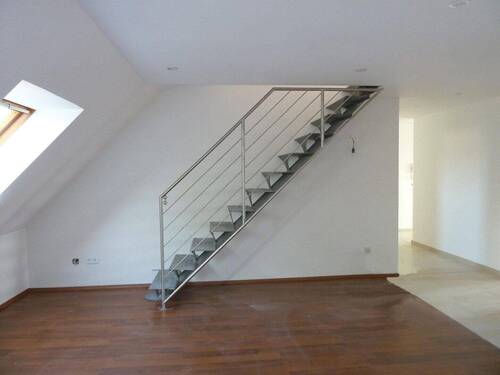 Wohnzimmer mit Treppe - 3 Zimmer Etagenwohnung zur Miete in Wolfenbüttel