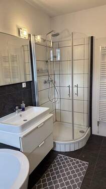 Vollbad mit sep. Dusche - 