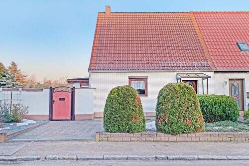 Hausansicht / Straßenseite - kleine Doppelhaushälfte in der Vogelsiedlung von Dessau-Roßlau