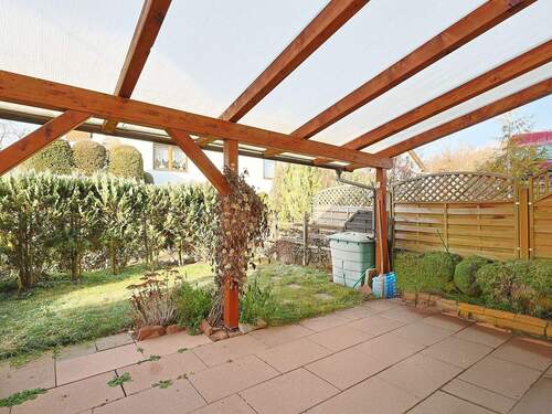 Große Terrasse mit Blick in den Garten - 5 Zimmer Reihenmittelhaus in Wildberg