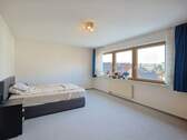 Geräumiges, helles Schlafzimmer - 