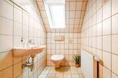 Gäste-WC mit Fenster - 