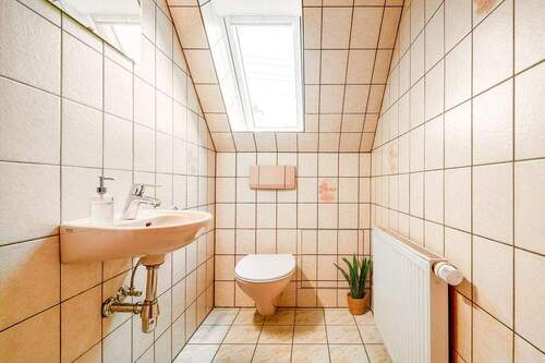 Gäste-WC mit Fenster - 