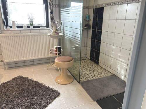 Bad mit Dusche im OG - 