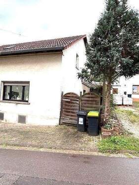 Seitenansicht rechts.jpg - 5 Zimmer Einfamilienhaus zum Kaufen in Schwalbach