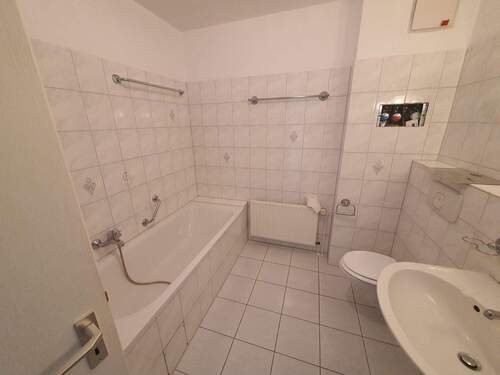 Vollbad mit Dusche, Wanne, WC - 