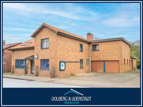 Straßenansicht - ---------Platz für Alle(s)------- Zweifamilienhaus auf parkähnlichem Grundstück