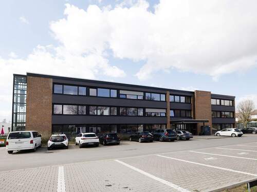 Ansicht Parkplatz - Haupteingang Office - 