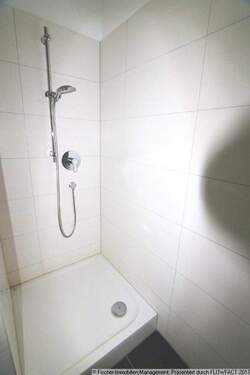 Großes Bad mit Wanne und Dusche 2 - 