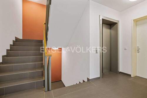 Treppenhaus mit Aufzug - 