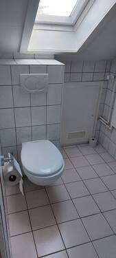 separate Toilette in Dachgeschoss-Wohnung - 