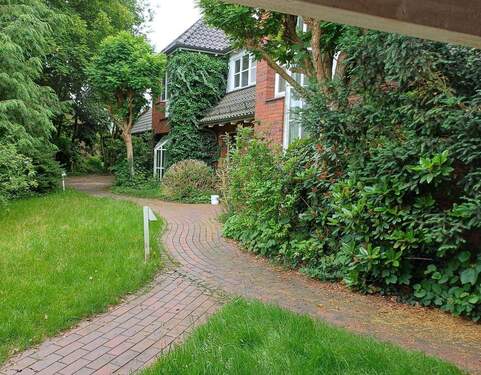 Willkommen im Grünen - Großzügiges, freistehendes Dreiparteienhaus in ruhiger, sonniger Lage (Verkaufspreis VB)