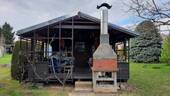 Gartenlaube mit Terrasse und massivem Grill - 