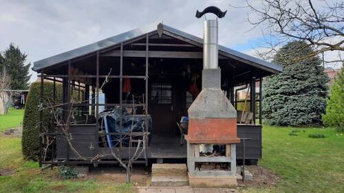 Gartenlaube mit Terrasse und massivem Grill - 