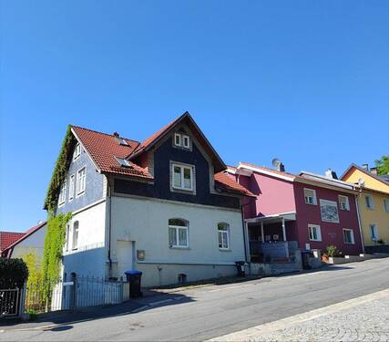 Ansicht - Herrliche Aussicht - Tolles Wohnhaus mit zwei Einheiten in Sonneberg - Carport inklusive