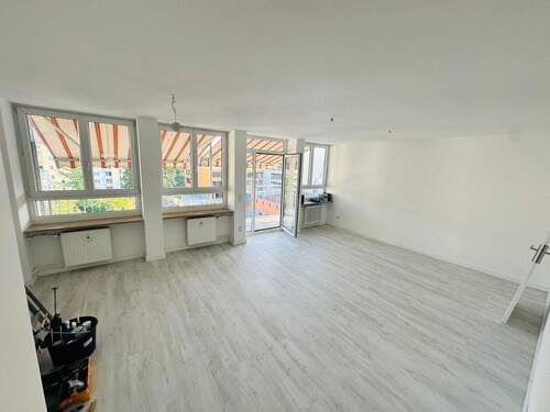 Wohnzimmer - Sanierte 4-Zimmer-Wohnung mit Balkon in gepflegtem Mehrfamilienhaus 