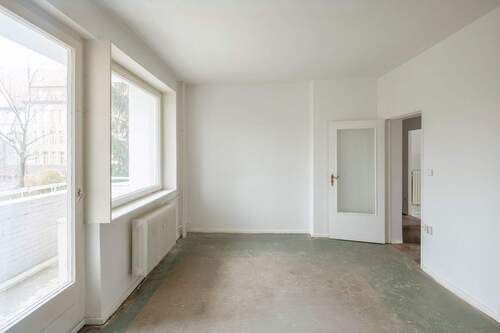 Balkonzimmer - Bezugsfreie, lichtdurchflutete 3-Zimmer-Wohnung mit Südbalkon im ruhigen Schloßstraßen-Kiez!