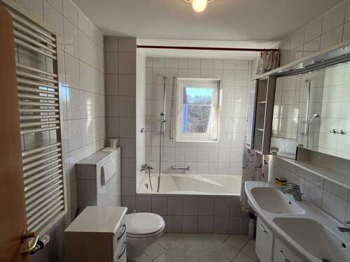 Tageslichtbad mit Waldblick - 6 Zimmer Reihenmittelhaus in Karlsruhe