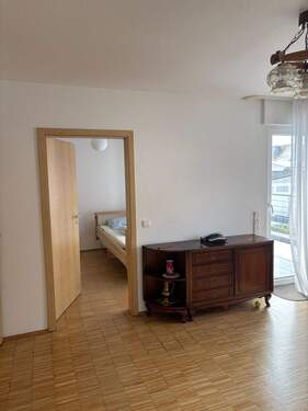 Wohnbereich mit Zugang zum Balkon - 