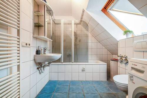 Bad mit Badewanne & Fenster - 