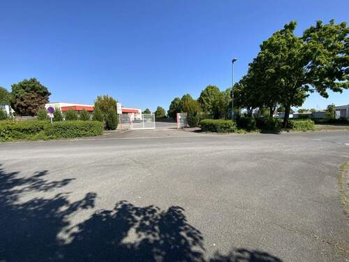 Hofzufahrt - 7 Zimmer Einfamilienhaus zum Kaufen in An der Schmücke