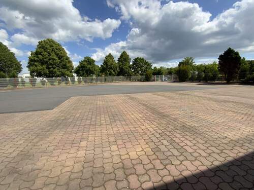 Toreinfahrt/Stellflächen - Einfamilienhaus in An der Schmücke zum Kaufen