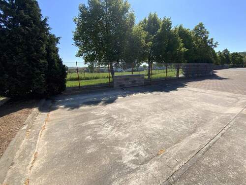 vorbereitete Fläche für LKW-Tankstelle - 