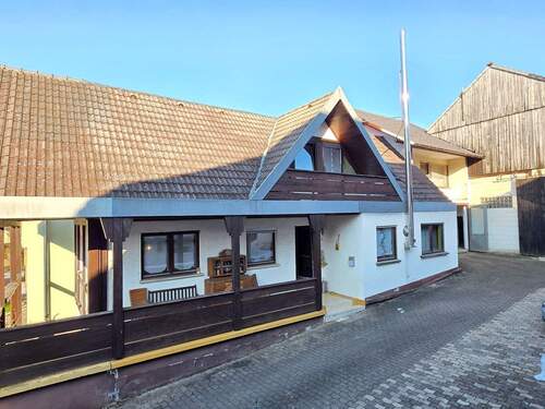 Hofansicht - Hidden Champion! Wohnhaus mit Veranda, 2 Balkons, 2 Bäder, NebengebäudeScheune u. heimeligem Garten